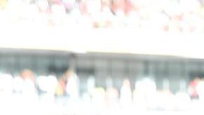 Lionel Messi (D) recibe un trofeo junto al presidente de Angola, Joao Lourenço (C), y su esposa, Ana Dias Lourenço, antes del partido amistoso de fútbol entre Angola y Argentina.