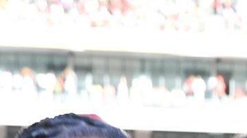 Lionel Messi (D) recibe un trofeo junto al presidente de Angola, Joao Lourenço (C), y su esposa, Ana Dias Lourenço, antes del partido amistoso de fútbol entre Angola y Argentina.