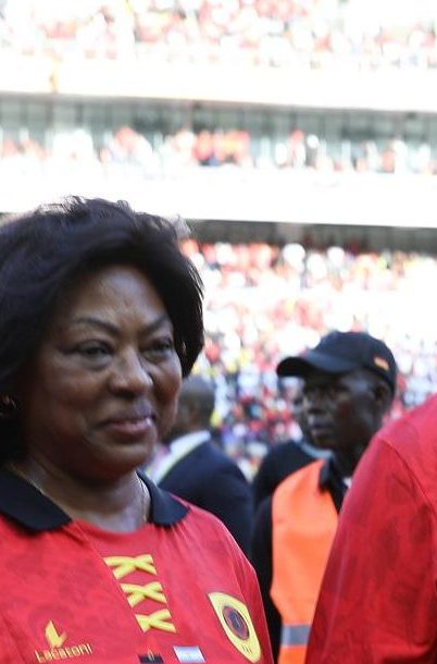 Lionel Messi (D) recibe un trofeo junto al presidente de Angola, Joao Lourenço (C), y su esposa, Ana Dias Lourenço, antes del partido amistoso de fútbol entre Angola y Argentina.