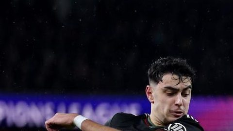 LONDON (United Kingdom), 26/11/2025.- Myles Lewis-Skelly (D) del Arsenal en acción contra Aleksandar Pavlovic del Bayern durante el partido de la fase de liga de la UEFA Champions League entre el Arsenal y el Bayern Munich.