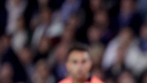 Christos Tzolis (I) del Brujas en acción contra Lamine Yamal del Barcelona durante el partido de la fase de grupos de la Liga de Campeones de la UEFA entre el Club Brujas KV y el FC Barcelona, ​​en Brujas, Gran Bretaña, el 5 de noviembre de 2025.