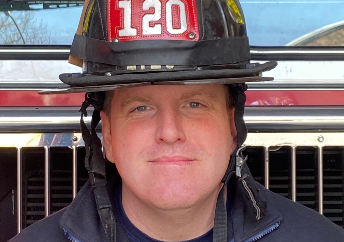 Rinden homenaje a veterano del FDNY que falleció mientras combatía incendio en Brooklyn: “Era un bombero excepcional”