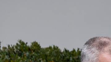 El presidente estadounidense, Donald Trump (centro), indulta a un pavo llamado Gobble mientras la primera dama, Melania Trump (derecha), observa en el jardín de rosas de la Casa Blanca en Washington, D.C., EE. UU., el 25 de noviembre de 2025.