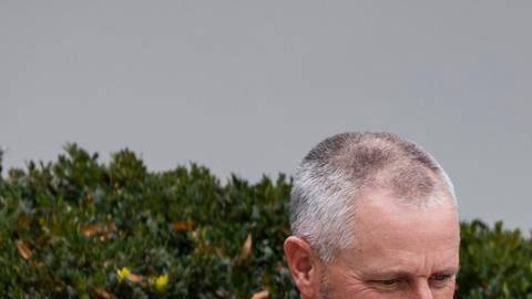 El presidente estadounidense, Donald Trump (centro), indulta a un pavo llamado Gobble mientras la primera dama, Melania Trump (derecha), observa en el jardín de rosas de la Casa Blanca en Washington, D.C., EE. UU., el 25 de noviembre de 2025.