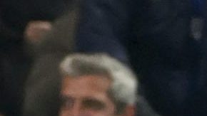 Los jugadores del Chelsea celebran tras ponerse 1-0 arriba tras un gol en propia puerta del Barcelona durante el partido de la fase de liga de la UEFA Champions League entre el Chelsea y el Barcelona en Londres, Gran Bretaña, el 25 de noviembre de 2025.