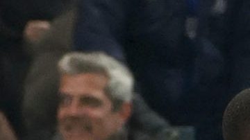 Los jugadores del Chelsea celebran tras ponerse 1-0 arriba tras un gol en propia puerta del Barcelona durante el partido de la fase de liga de la UEFA Champions League entre el Chelsea y el Barcelona en Londres, Gran Bretaña, el 25 de noviembre de 2025.