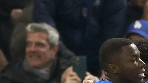 Los jugadores del Chelsea celebran tras ponerse 1-0 arriba tras un gol en propia puerta del Barcelona durante el partido de la fase de liga de la UEFA Champions League entre el Chelsea y el Barcelona en Londres, Gran Bretaña, el 25 de noviembre de 2025.