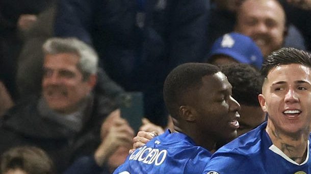 Los jugadores del Chelsea celebran tras ponerse 1-0 arriba tras un gol en propia puerta del Barcelona durante el partido de la fase de liga de la UEFA Champions League entre el Chelsea y el Barcelona en Londres, Gran Bretaña, el 25 de noviembre de 2025.