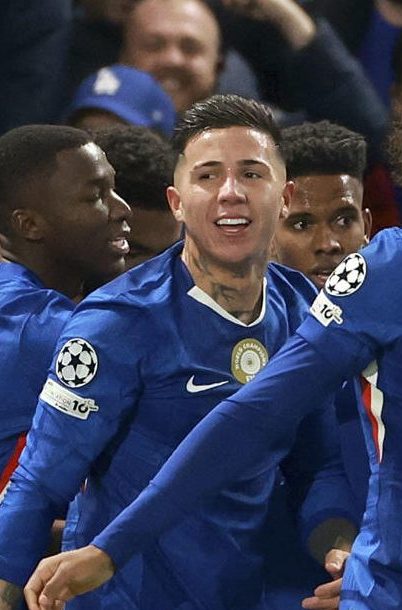 Los jugadores del Chelsea celebran tras ponerse 1-0 arriba tras un gol en propia puerta del Barcelona durante el partido de la fase de liga de la UEFA Champions League entre el Chelsea y el Barcelona en Londres, Gran Bretaña, el 25 de noviembre de 2025.
