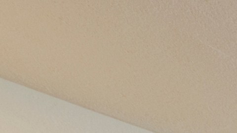 El closet o armario que vende Home Depot incluye tres barras para colgar ropa, ideales para prendas largas o delicadas (imagen referencial).