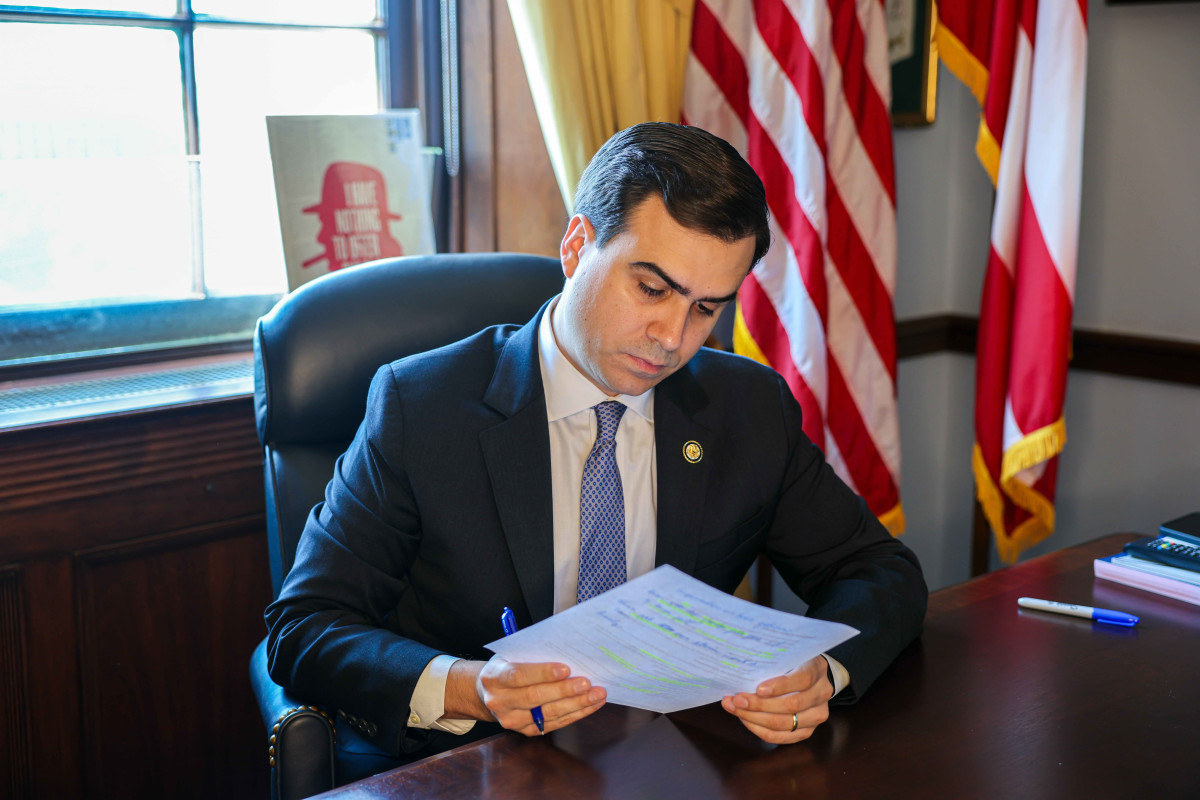 Comisionado residente Pablo José Hernández pide mayor información sobre movilización militar de EE.UU. en Puerto Rico