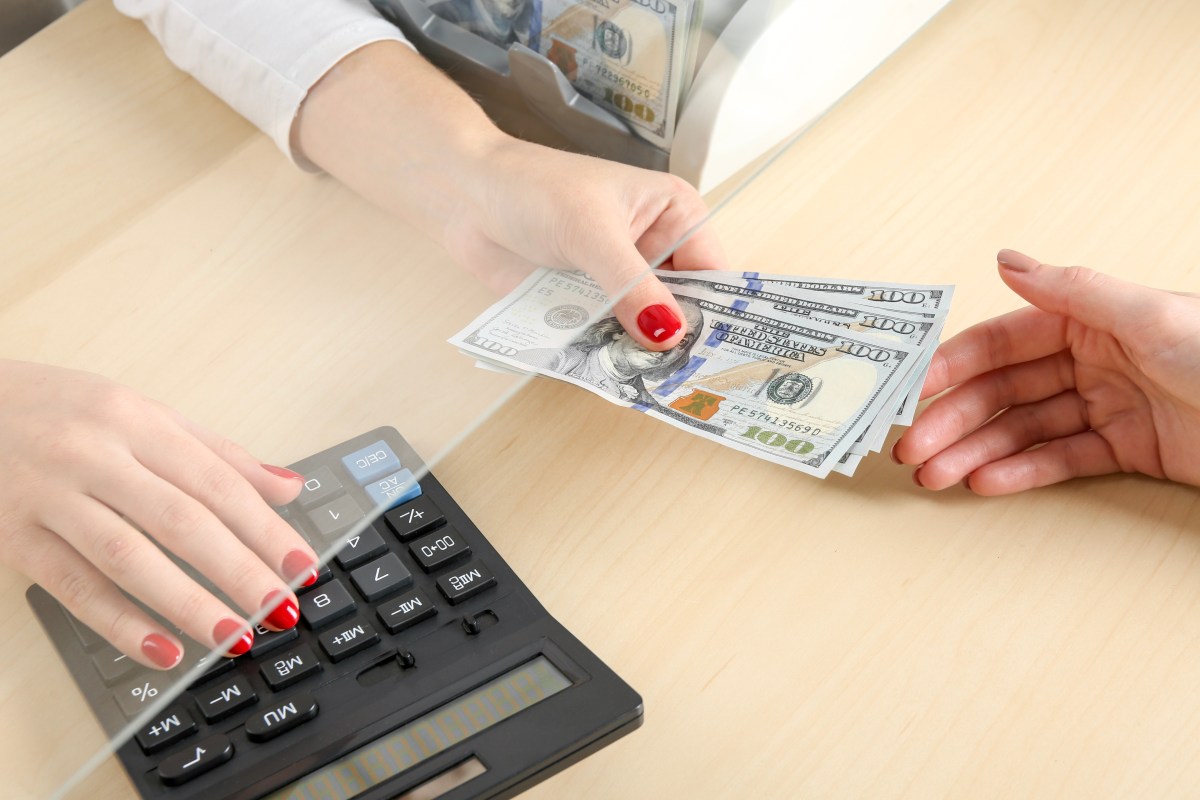 Tu banco podría tomar medidas especiales si quieres depositar más de $5,000