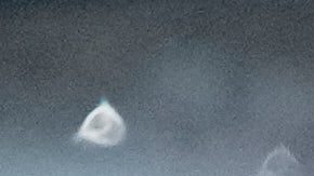 El safety de los Miami Dolphins, Ashtyn Davis (21), el linebacker Willie Gay Jr. (40) y el cornerback Ethan Bonner (27) reaccionan después de recuperar la posesión durante la segunda mitad de un partido de fútbol americano de la NFL entre los Washington Commanders y los Miami Dolphins en Madrid, España, el domingo 16 de noviembre de 2025.