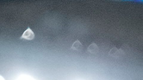 El safety de los Miami Dolphins, Ashtyn Davis (21), el linebacker Willie Gay Jr. (40) y el cornerback Ethan Bonner (27) reaccionan después de recuperar la posesión durante la segunda mitad de un partido de fútbol americano de la NFL entre los Washington Commanders y los Miami Dolphins en Madrid, España, el domingo 16 de noviembre de 2025.