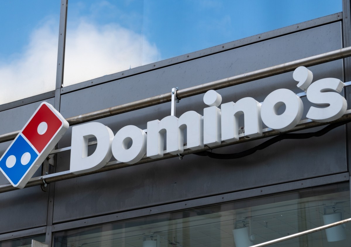 Pelea caótica en Domino’s de Nueva Jersey termina con un policía herido