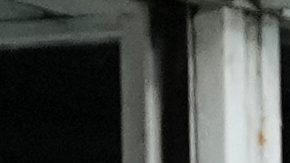 Dua Lipa, en el centro, asiste a un partido de la liga de fútbol argentina entre Boca Juniors y River Plate en Buenos Aires, Argentina, el domingo 9 de noviembre de 2025.