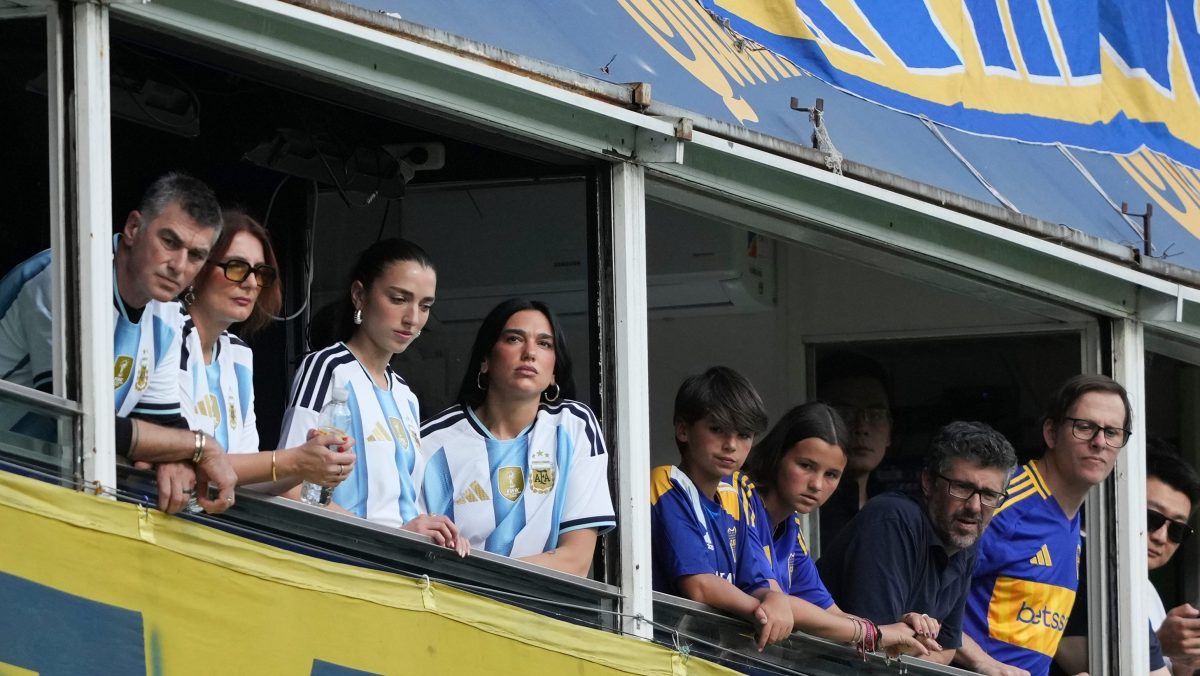 Dua Lipa sorprendió en La Bombonera y vivió el Superclásico Boca-River