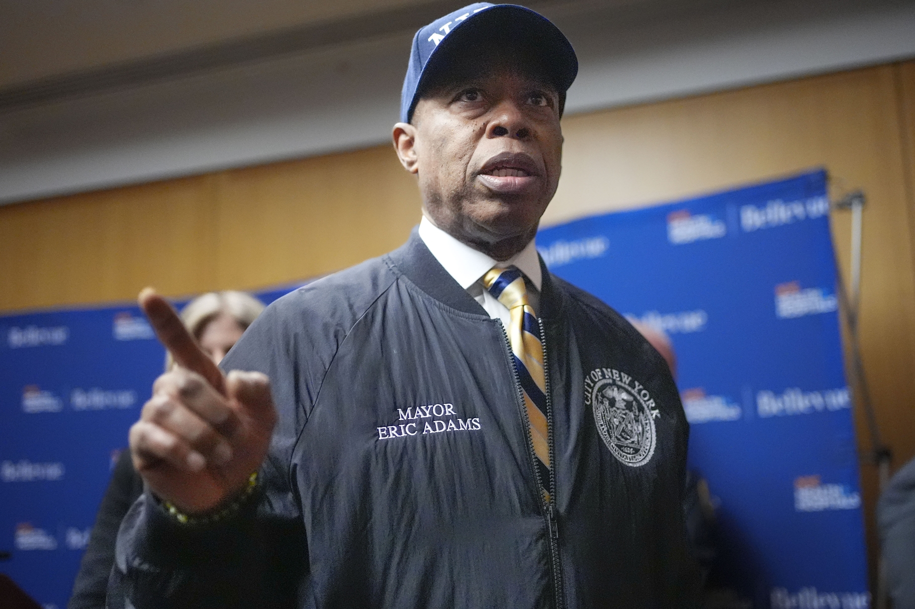 Eric Adams lanza programa piloto para legalizar apartamentos ilegales en sótanos