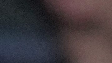 El extenista Roger Federer saluda al público mientras observa al francés Arthur Rinderknech jugar contra el monegasco Valentin Vacherot durante la final del torneo de tenis Masters de Shanghai en el Centro de Tenis de la Ciudad Deportiva del Bosque de Qizhong, en Shanghai, China, el domingo 12 de octubre de 2025.