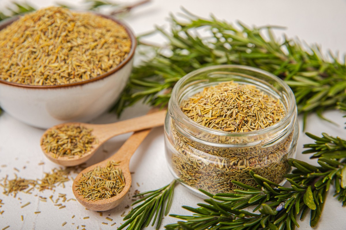 ¿Mito o ciencia? El poder del romero y el grano de arroz en un frasco