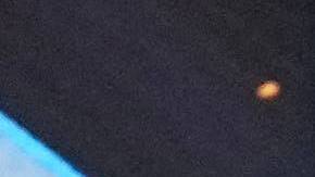 Al acercarse al borde del estrado, Gabrielle perdió la estabilidad y terminó cayendo hacia el área donde se encontraba el público.