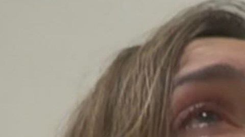 Hispana cuenta que ICE le puso un grillete por una foto: “No lo podía creer”