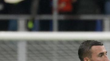 Los jugadores de Italia abandonan el terreno de juego tras el partido de clasificación para la Copa Mundial de la FIFA 26 entre Italia y Noruega en el estadio Giuseppe Meazza de Milán, Italia, el 16 de noviembre de 2025.