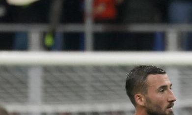 Los jugadores de Italia abandonan el terreno de juego tras el partido de clasificación para la Copa Mundial de la FIFA 26 entre Italia y Noruega en el estadio Giuseppe Meazza de Milán, Italia, el 16 de noviembre de 2025.