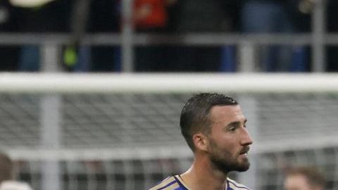 Los jugadores de Italia abandonan el terreno de juego tras el partido de clasificación para la Copa Mundial de la FIFA 26 entre Italia y Noruega en el estadio Giuseppe Meazza de Milán, Italia, el 16 de noviembre de 2025.