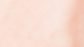 La recomendación más extendida es disolver dos cucharadas de sal y dos de bicarbonato en un recipiente con agua tibia.