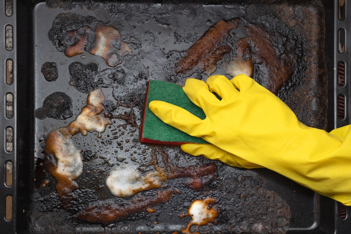 Paso a paso para desengrasar el horno con el ingrediente más barato: pastillas de lavavajillas