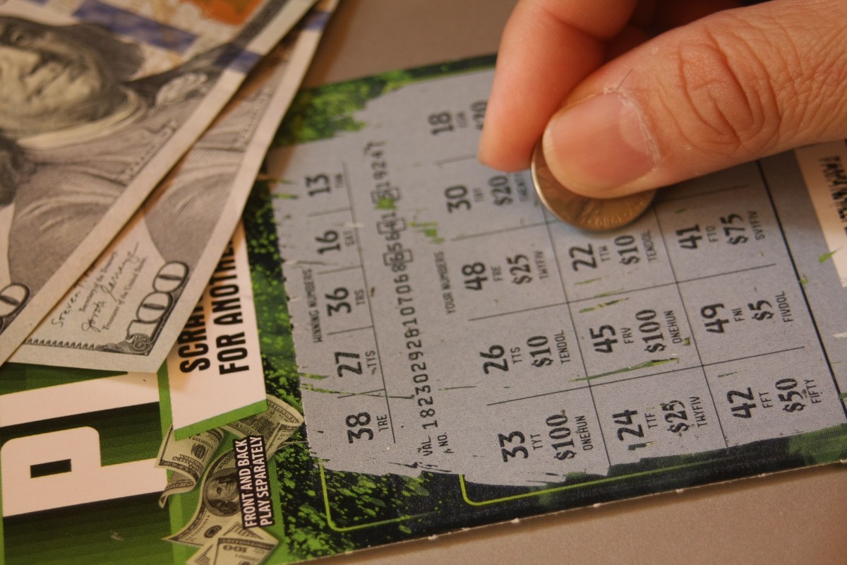 Mujer gana $1 millón en la lotería al salir a comprar comida en la noche