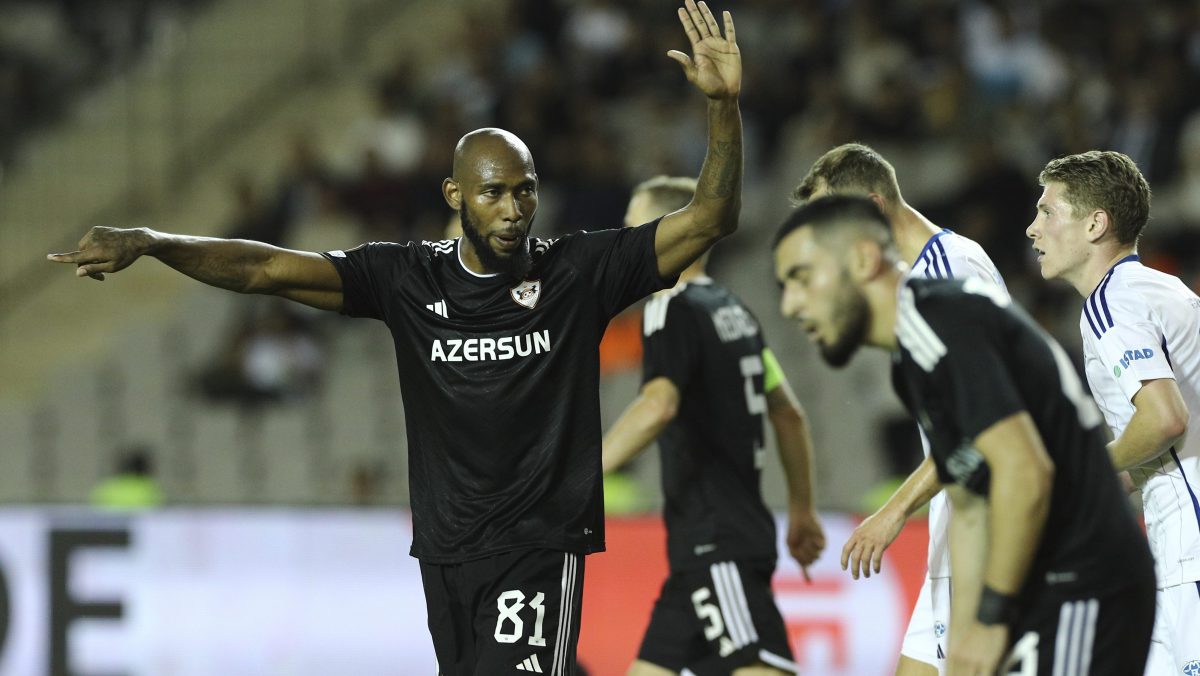 Jugador colombiano se desplomó en partido de Champions League tras recibir balonazo