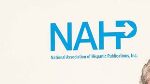 Jesús de Toro, director de La Raza (Chicago) recibió el premio en nombre de El Diario NY.