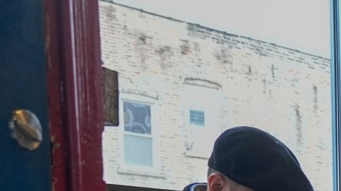 Ocho de cada 10 latinos creen que las políticas de Trump los perjudican: "Ha ido demasiado lejos"