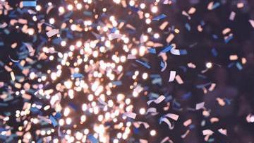 El italiano Jannik Sinner celebra con el trofeo tras ganar la final individual masculina contra el español Carlos Alcaraz en las Finales ATP de Turín, Italia, el 16 de noviembre de 2025.