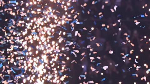El italiano Jannik Sinner celebra con el trofeo tras ganar la final individual masculina contra el español Carlos Alcaraz en las Finales ATP de Turín, Italia, el 16 de noviembre de 2025.
