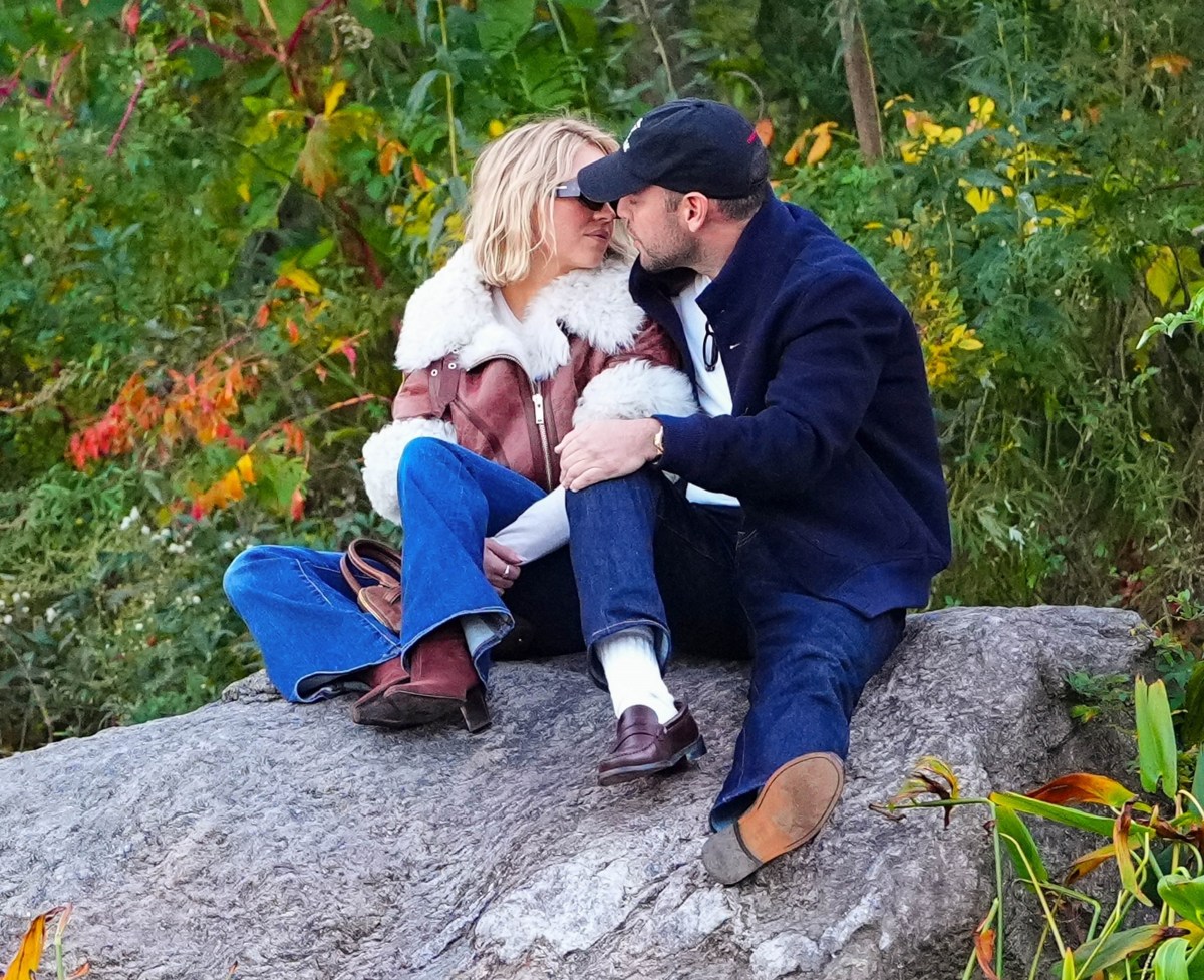 Sydney Sweeney y Scooter Braun confirman su romance con apasionado beso en Central Park