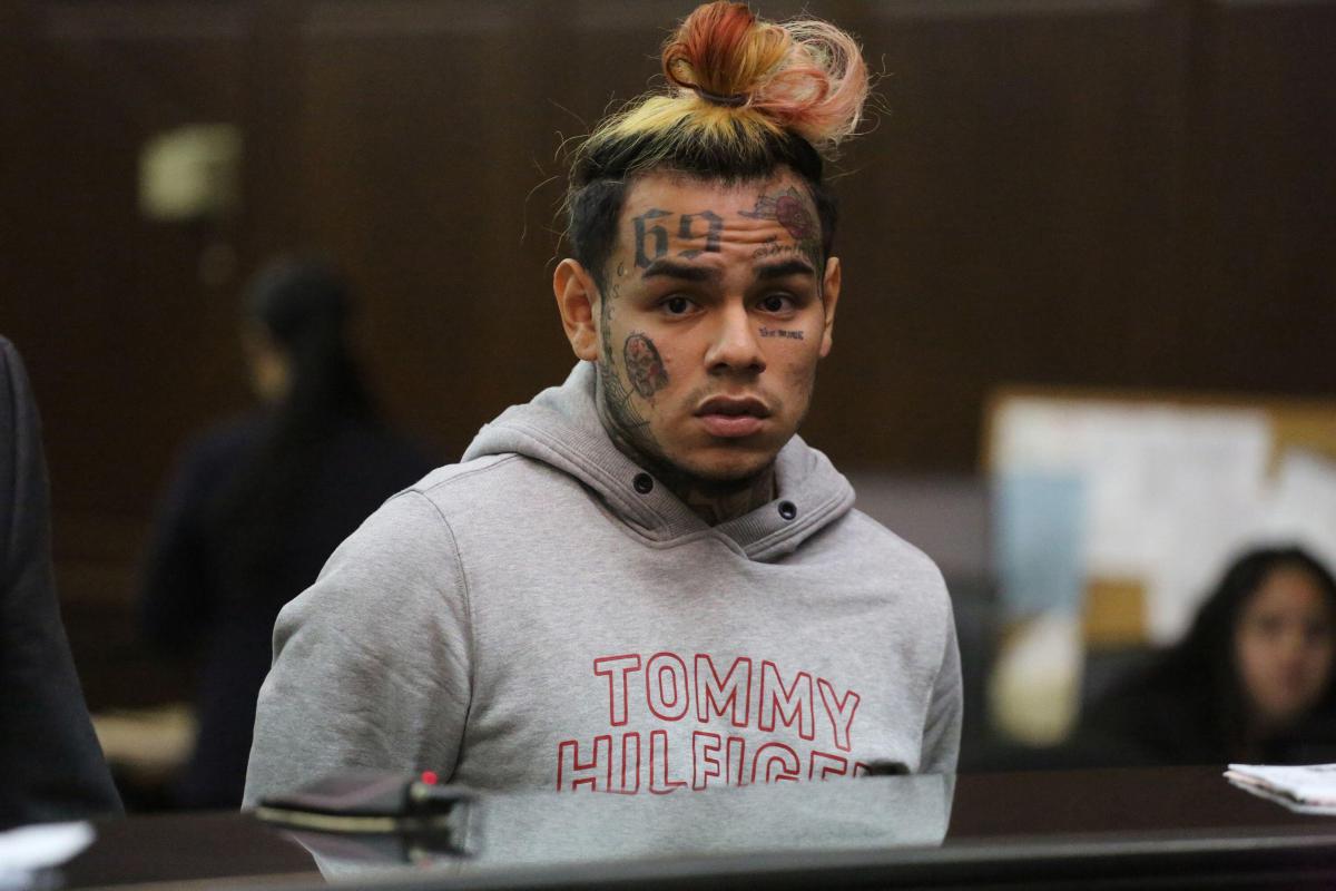 La casa de Tekashi 6ix9ine fue asaltada por cuatro hombres armados y tomaron a su madre como rehén