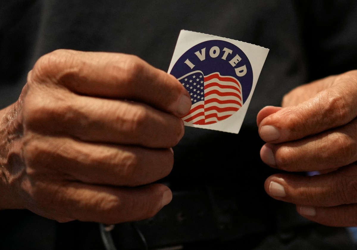 Jueza federal bloquea intento de Trump de exigir prueba de ciudadanía para votar