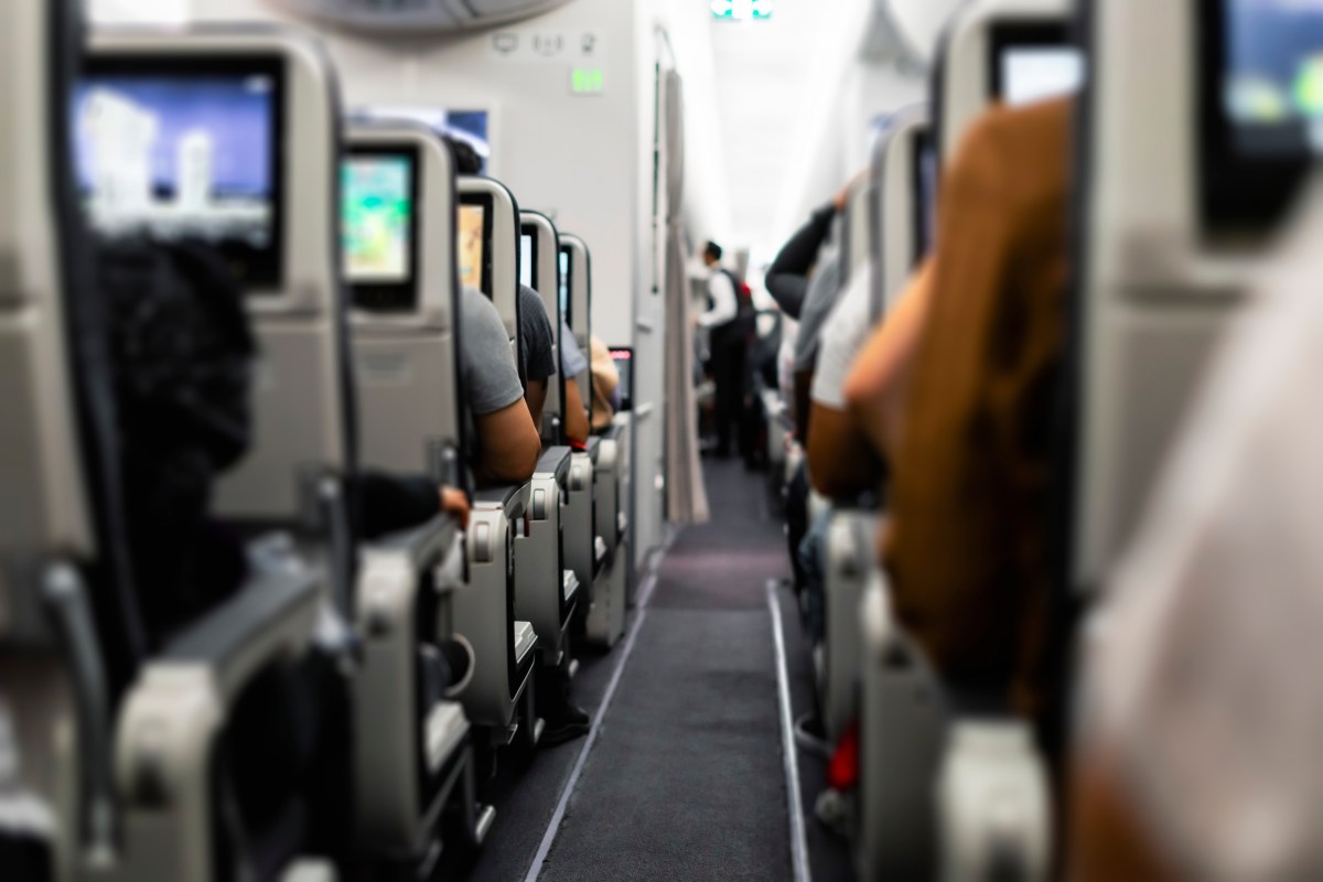 ¿Por qué pueden bajarte de un avión y cuáles son tus derechos como pasajero?