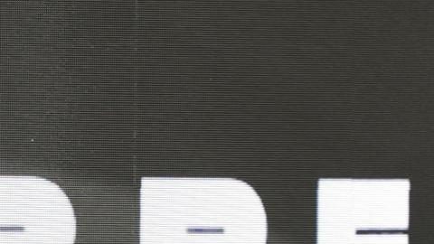 El primer piloto de Red Bull Racing, Max Verstappen de los Países Bajos, posa en el podio después del Gran Premio de Fórmula Uno de Abu Dhabi en el circuito de Yas Marina en Abu Dhabi, Emiratos Árabes Unidos, el 7 de diciembre de 2025.