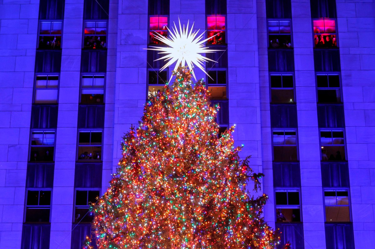 Encendieron sin incidentes las 50,000 luces del famoso árbol de navidad del Rockefeller Center en Nueva York: video