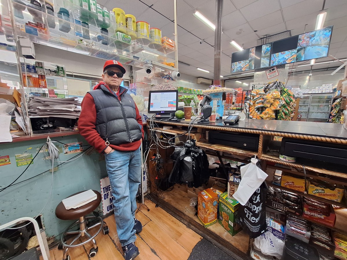 Pequeños negocios hispanos de NY tratan de montarse en el tren de la Inteligencia Artificial: “Si no desaparecemos”