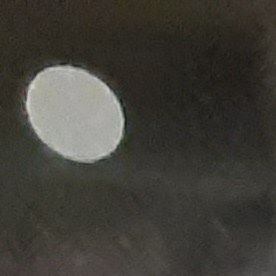 Pasajera vestida acorde con el tren histórico del Metro de Nueva York que regresó en 2024.