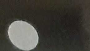 Pasajera vestida acorde con el tren histórico del Metro de Nueva York que regresó en 2024.