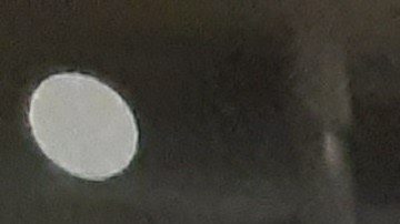 Pasajera vestida acorde con el tren histórico del Metro de Nueva York que regresó en 2024.