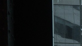 Los números de Nochevieja en Times Square se reflejan en el suelo de la azotea del edificio One Times Square.