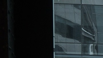 Los números de Nochevieja en Times Square se reflejan en el suelo de la azotea del edificio One Times Square.