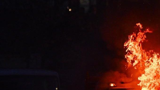 Un coche arde tras un enfrentamiento entre aficionados antes del partido de fútbol de la Serie A italiana entre el Genoa Cfc y el FC Internazionale en el estadio Luigi Ferraris en Génova, Italia, el 14 de diciembre de 2025.